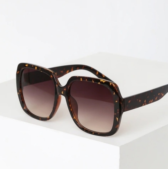 Accessories - Women's oversize large sunglasses